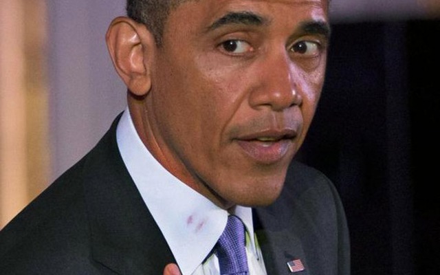 Ai để lại vết son môi trên cổ áo Tổng thống Obama?
