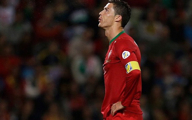 Ronaldo cố tình đá đối thủ để được nhận… thẻ vàng