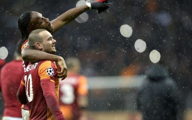 TIN VẮN TỐI 23/12: Sneijder lên tiếng về đề nghị của Man United