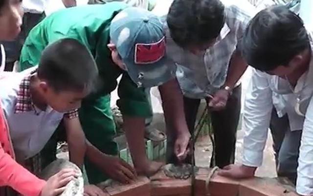 Video: Ly kì giếng nước kỳ lạ chứa toàn xăng ở Bình Phước
