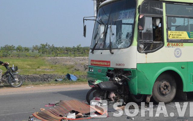 TP.HCM: Đâm trực diện vào xe buýt, 2 anh em ruột chết thảm