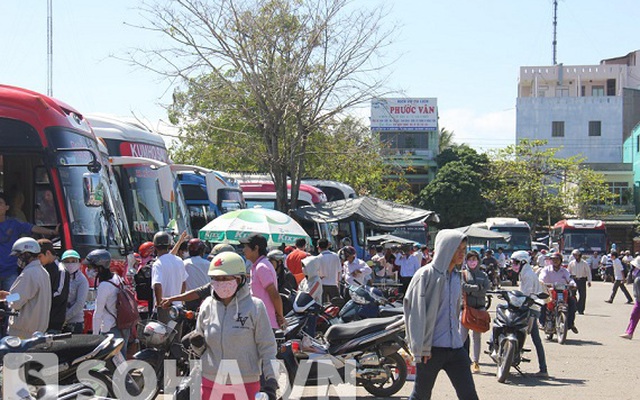 Quảng Ngãi: “Xe chợ” vào thành phố hét giá trên trời