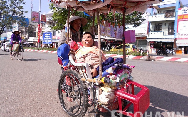 Mẹ già, con liệt bán vé số mưu sinh