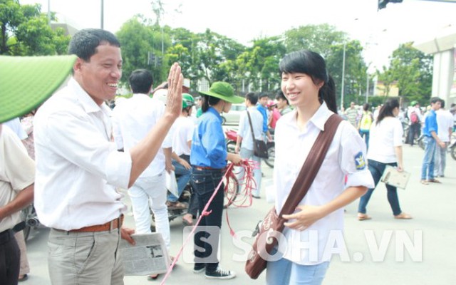 Kết thúc môn thi thứ ba, nhiều thí sinh chuẩn bị ăn mừng