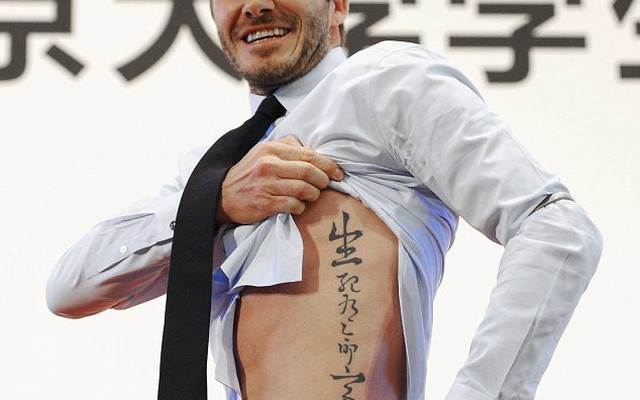 Beckham cởi áo, khoe hình xăm "độc" tại Trung Quốc