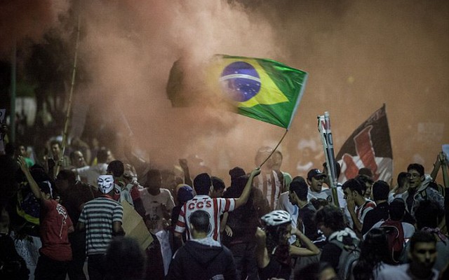 Bạo động hoành hành, Confederations Cup vẫn được tiếp diễn