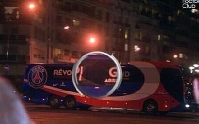 Xe chở PSG bị CĐV ném đá tơi tả