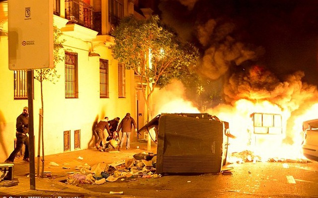 Đốt xe, đập phá, CĐV Atletico làm loạn thành Madrid