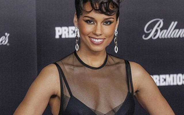 Alicia Keys thả rông ngực khoe vẻ đẹp "quên tuổi"