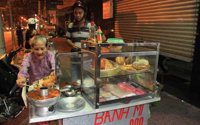 141 mua bánh mì cho tên trộm ăn