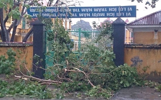 Siêu bão Haiyan: Cô Tô sóng vẫn dữ dội, nhà tốc mái, thuyền đắm