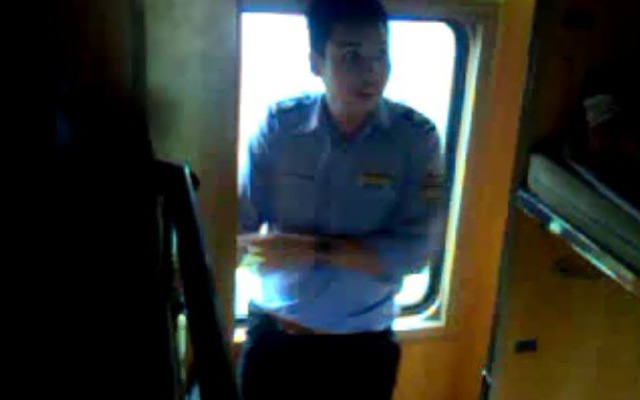 Nhân viên nhà tàu tổ chức cho hành khách đi tàu chui tập thể