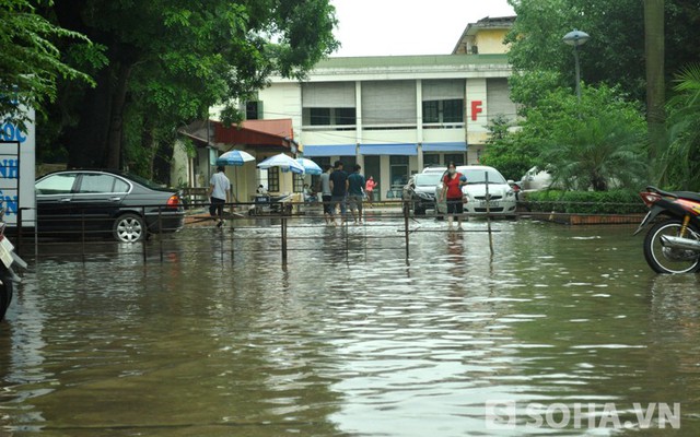 Hậu bão số 6: Bệnh viện E hoãn mổ… vì sợ nhiễm trùng do ngập nước