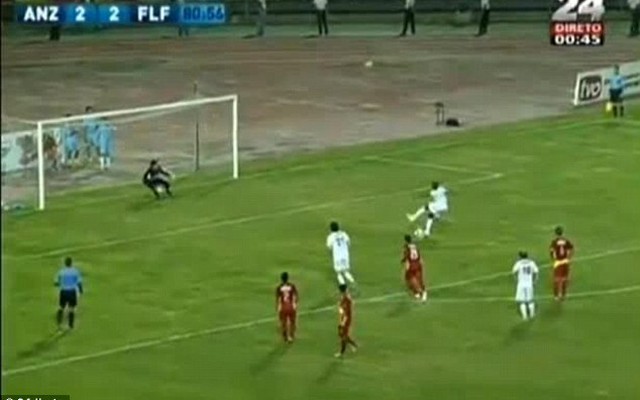 Pha đá phạt penalty siêu dị