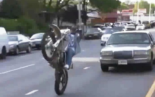 Nam thanh niên bốc đầu xe máy, thả hai tay, lạng lách trên phố