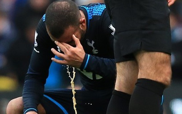 Cầu thủ Tottenham phóng uế bừa bãi trên sân