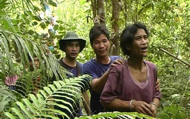 “Trả” bố con “người rừng” về rừng là giải quyết sai lầm này bằng sai lầm khác