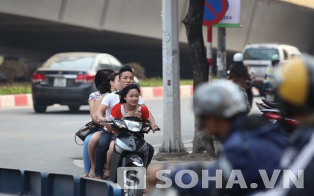 Loạn giao thông vì "điều hàng" cho karaoke ôm ở Hà Nội