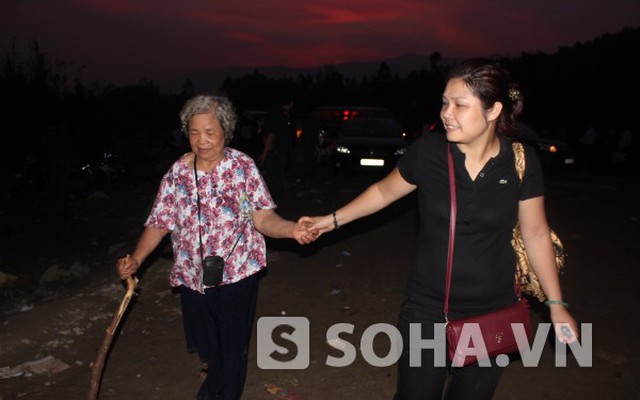 Cụ bà 73 tuổi bắt tàu đêm từ Hà Nội vào Vũng Chùa tiễn Đại tướng