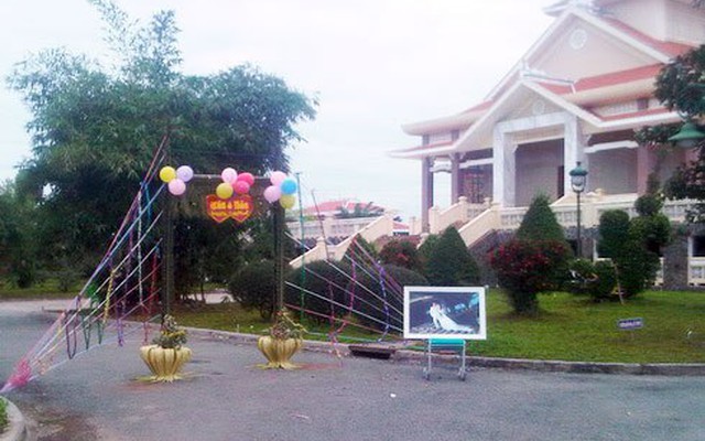 Những quan chức Việt Nam lãnh "trái đắng" vì các bữa tiệc hiếu hỉ
