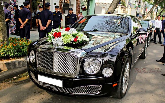 Phantom rồng và dàn xe khủng trong đám cưới ở Sài Gòn