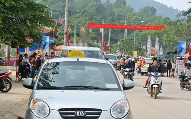 Taxi, xe ôm ‘vớ bở’ ở đền Gióng