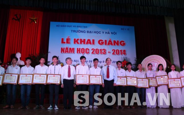 Phó Thủ tướng trao bằng khen cho 17 thủ khoa ĐH Y Hà Nội