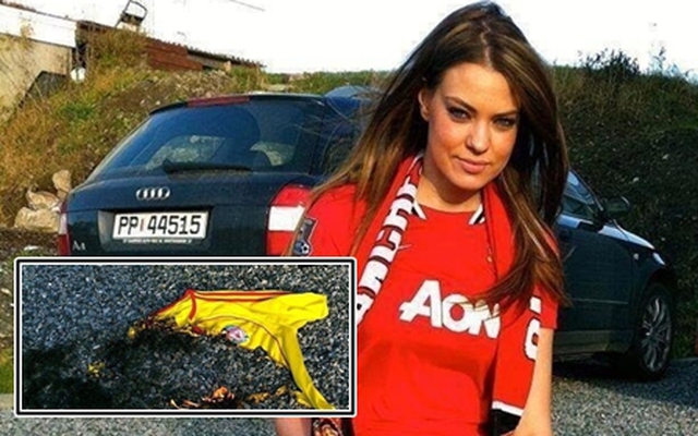 Fan nữ Man United xinh đẹp khoe ảnh đốt áo Liverpool