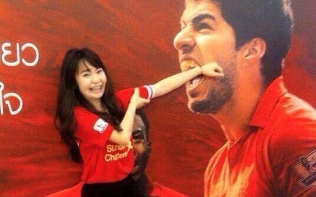 Fan nữ châu Á bị 'ném đá' vì ‘nghịch ngợm’ hàm răng của Luis Suarez