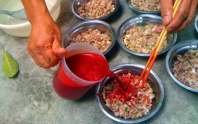 Tiết canh - Món ăn Việt Nam "kinh dị" nhất thế giới