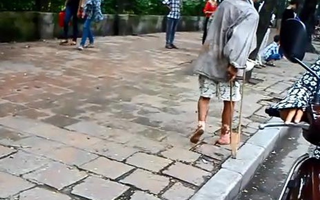 Video: Gã ăn xin “đại gia” trơ trẽn tái xuất tại Văn Miếu