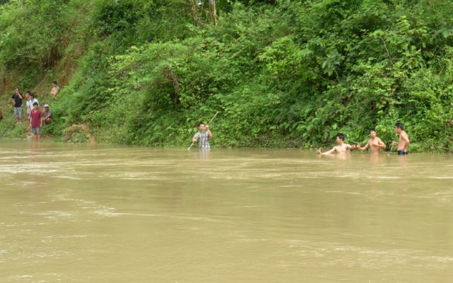Phú Yên: Tắm suối, 2 sinh viên bị lũ cuốn trôi