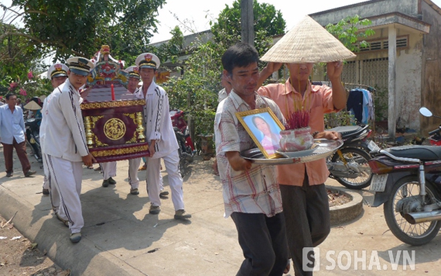 Đẫm nước mắt nhìn quan tài mẹ đi trước, quan tài con theo sau