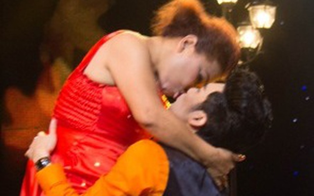 Siu Black bất ngờ hôn nồng cháy Quang Hà