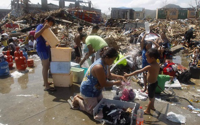 Giữa cơn nguy khốn, người Philippines vẫn lo bão Haiyan vào VN
