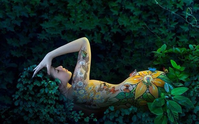 Bộ ảnh nude body painting của hot girl Hani Nguyễn gây tranh cãi