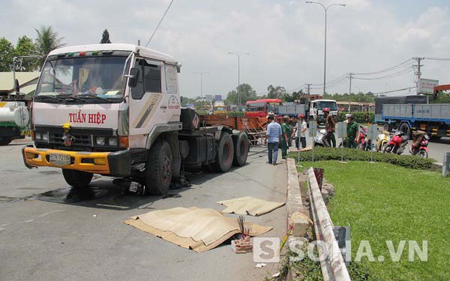 TP.HCM: Bất lực nhìn nữ sinh viên chết dưới gầm container