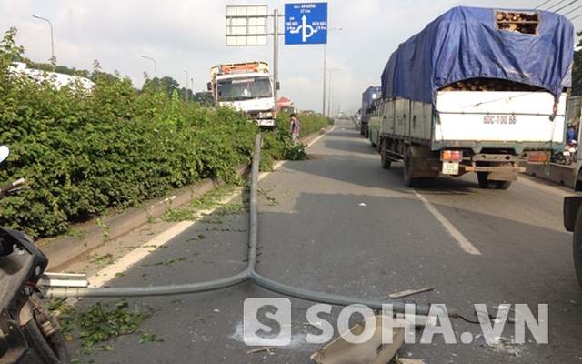 TP.HCM: Container đâm nát hàng loạt dải phân cách, lật ngang đường