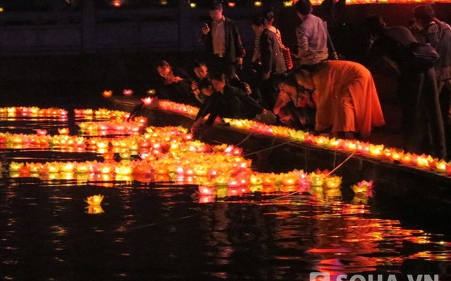 8.000 đèn hoa đăng được thả để cầu siêu cho nạn nhân TNGT