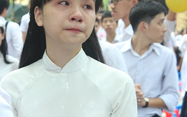 Teen Chu Văn An ôm nhau khóc nức nở ngày ra trường