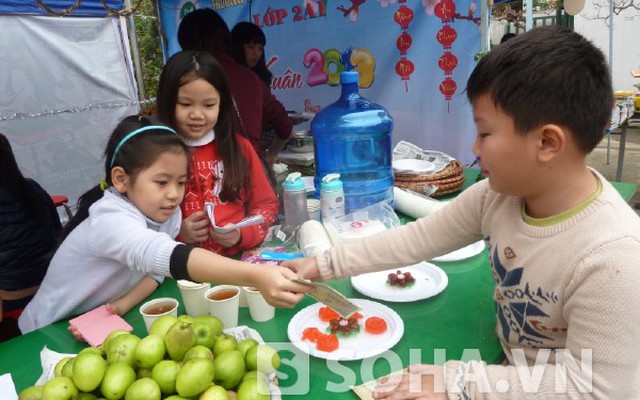 Gần 400 học sinh tiểu học chung tay gây quỹ từ thiện