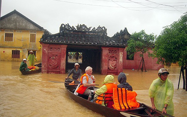 Hình ảnh phố cổ Hội An chìm trong biển nước