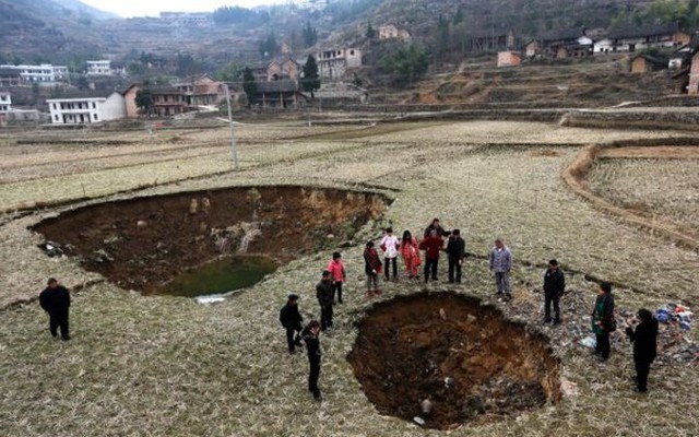 Trung Quốc: Ngôi làng bị 20 "hố tử thần" bao vây