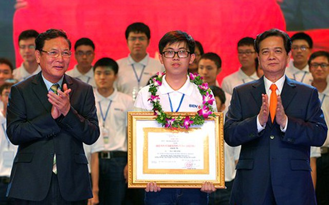 Thủ tướng trao Huân chương cho “cậu bé vàng” Olympic vật lý