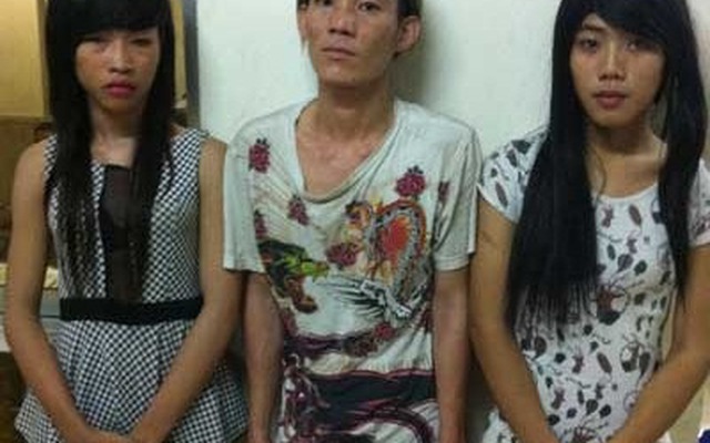 Trang điểm giả gái, lượn lờ bán dâm ở công viên