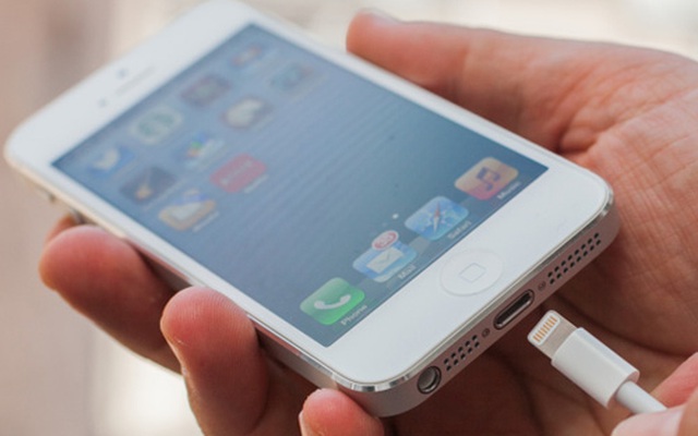 Nguy cơ tiềm tàng từ sạc, cáp iPhone dởm tại Việt Nam