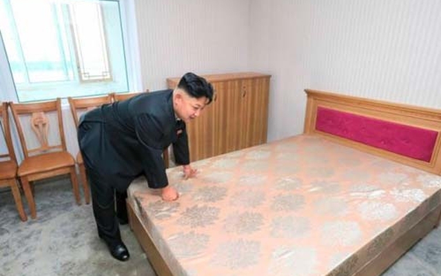 Kim Jong-un tận tay kiểm tra giường đệm cho cán bộ