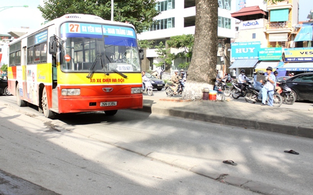 Hà Nội: Lao vào xe buýt tự tử nhưng không thành