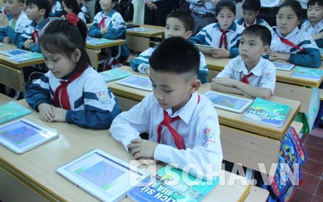 Hà Nội: Học sinh học Lịch sử bằng máy tính bảng