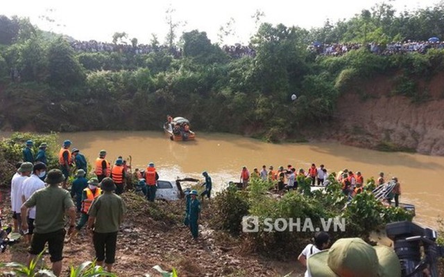 Tài xế xe 7 chỗ bị lũ cuốn: 'Tôi sẽ sống cả đời trong ân hận'